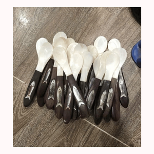 Cuillère artisanale en nacre |   Vaisselle élégante et naturelle pour le caviar, les desserts et les dîners côtiers - Product Image 1