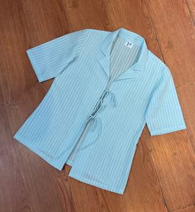 Chemisier d'été à manches courtes en coton bleu clair pour femmes taille haute devant nœud rayé Texture tenue décontractée avec col à revers - Product Image 2