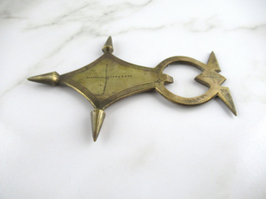 Ouvre-bouteille vintage en laiton, croix touareg du Niger, design inspiré de l'Afrique, ouvre-bouteille manuel pour bière, outil de bar décoratif en laiton - Product Image 4