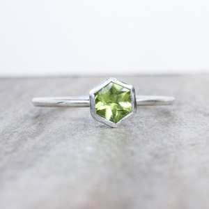 Bague en argent sterling hexagonale avec péridot, pierre de naissance d'août, bague empilable, bijoux minimalistes pour femmes, fournisseur en gros - Product Image 4