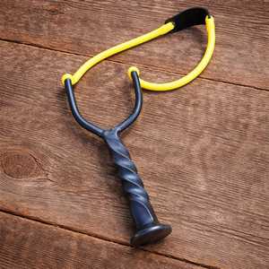 Slingshot de plein air avec poignée en bois de qualité supérieure, poignée ergonomique, bande élastique durable, portable, pour les sports de loisirs et la pratique de la cible. - Product Image 4
