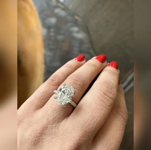 Anillo de Diamante Ovalado de Lujo Cultivado en Laboratorio en Plata de Ley 925 para Mujer, Perfecto para Regalo de Compromiso, Boda y Aniversario - Product Image 1
