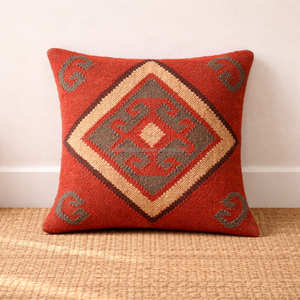 Funda de Almohada Decorativa de Kilim Tribal Terracota con Diseño de Medallón Marroquí para un Hogar Bohemio, Mediterráneo y Rústico - Product Image 1