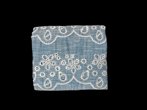 Tela de Algodón Azul Claro Premium Directo de Fábrica con Bordado Schiffli Blanco - Diseño de Borde Floral Festoneado para Verano - Product Image 3