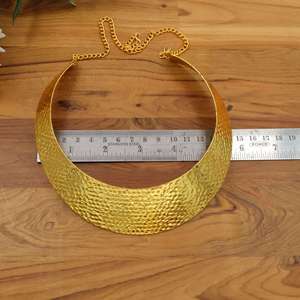 Collar Choker Ancho de Acero Inoxidable Dorado y Plateado para Mujer |   Collar llamativo con diseño martillado |   Joyería de Moda al por Mayor - Product Image 5