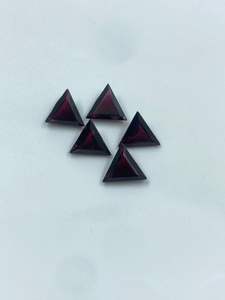 โกเมนสีแดงธรรมชาติทรงสามเหลี่ยม 5 เม็ด 12.50 กะรัต 9 มม. สำหรับทำเครื่องประดับ - Product Image 2