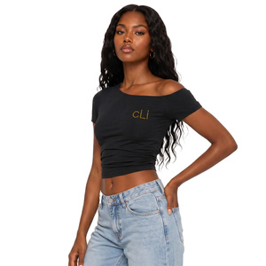 Chemisier asymétrique noir uni en maille pour femme, coupe ajustée, manches courtes, avec logo en strass - Product Image 1