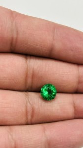 Émeraude zambienne naturelle de 1,5 carat, taille brillant ronde, couleur vert vif, par Sadiya International - Product Image 4