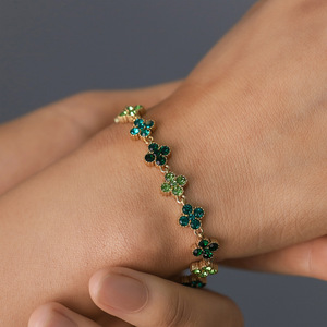 Bracelet ajustable avec charme trèfle à quatre feuilles en cristal brillant et strass pour femme et fille - Product Image 2