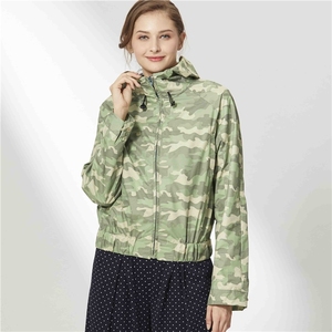 Abrigo corto impermeable con capucha y mangas raglán estilo cortavientos ODM para mujer - Product Image 1