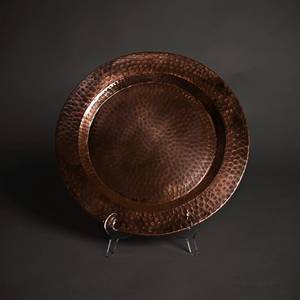Assiette de présentation artisanale en cuivre martelé, forme ronde, pour la cuisine, l'hôtellerie et les mariages - Product Image 1