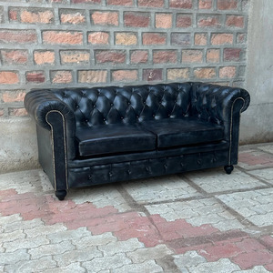 Sofá moderno de cuero negro con botones profundos y brazos enrollados, elegante y lujoso sofá para sala de estar - Product Image 2