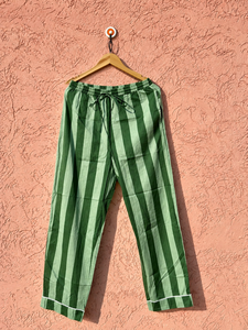 Conjunto de Pijama a Rayas para Mujer |   Conjunto de Pijama de Algodón de Ajuste Cómodo |   Camisa con botones y pantalones a juego para ropa de noche - Product Image 5