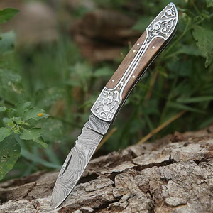 Couteau de poche artisanal en acier Damas, manche en bois d'olivier, gravé, couteau pliant de survie et de camping pour l'extérieur avec étui en cuir - Product Image 1