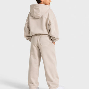 Conjunto Deportivo para Niños con Líneas en Contraste, Fabricante de Conjuntos Deportivos Personalizados para Niños, Conjunto de Sudadera con Capucha y Pantalones Deportivos para Niños al por Mayor, Ropa Deportiva Urbana para Niños - Product Image 2