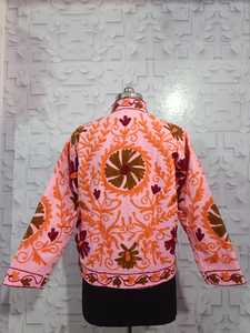 Veste courte en tricot floral brodée Suzani pour femmes Hak Enterprises, style ethnique traditionnel vintage en toile de coton - Product Image 2