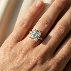 Bague de fiançailles et de mariage en or 14K/18K avec diamant solitaire de laboratoire jaune taille émeraude 8,5x6 mm, D VVS 2 carats, certifié IGI - Product Image 5