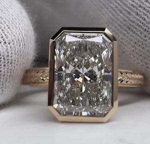Anillo de Compromiso con Corte Radiante y Piedra Oculta, Diseño Elegante, Oro Amarillo de 14K con Diamante Certificado por IGI, en Venta - Product Image 4