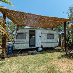 Caravana Ligera Multifuncional Completamente Equipada con Cama Doble, Sofá Cama y Escalera Telescópica en Venta - Product Image 1