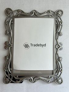 Cadre photo en métal de luxe, présentoir décoratif haut de gamme par Tradebyd - Product Image 2