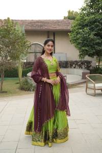 Tenue de fête traditionnelle : Lehenga Choli scintillant avec blouse Zari Butti et dupatta en tulle - Product Image 3