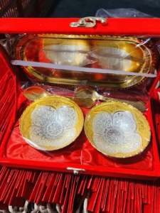 Ensemble de bols plaqués argent et or avec 2 cuillères |   Design allemand de qualité supérieure dans un coffret cadeau en velours royal pour la décoration de la maison et les cadeaux de fête - Product Image 4
