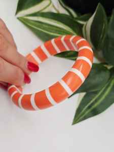 Brazalete de Resina Crema con Diseño de Olas, Estilo Tallado Moderno, Joyería Artesanal MS de Uttar Pradesh - Product Image 4