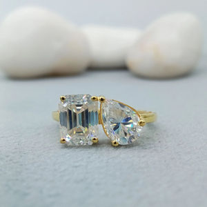 Bague de fiançailles de haute qualité en moissanite, diamant rond, bande plaquée or durable, bijoux de luxe disponibles à un prix compétitif - Product Image 1
