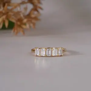 Elegante anillo de compromiso de oro amarillo con diamante solitario de corte esmeralda para mujer, regalo de lujo para propuesta de matrimonio o aniversario, joyería fina. - Product Image 1