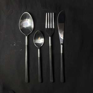 Ensemble de couverts 4 pièces pour mariage, restaurant, hôtel, Kitechnware, manche noir avec revêtement poudré, durable, passe au lave-vaisselle - Product Image 1