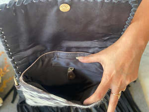 Bolso de piel de vaca con patrón único para mujer, bandolera de cuero con flecos, estilo bohemio - Product Image 5