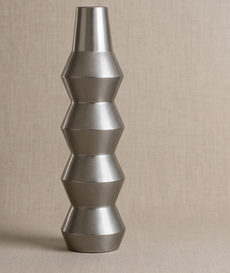 Vase décoratif en métal argenté de luxe, design géométrique moderne, module empilable texturé, récipient à fleurs pour la maison, le bureau, le hall d'entrée - Product Image 1