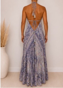 Vestido maxi bohemio halter azul claro con estampado paisley, de gasa tejida, corte acampanado, ajuste regular, sin mangas, largo hasta el suelo, cintura imperio, para verano. - Product Image 3
