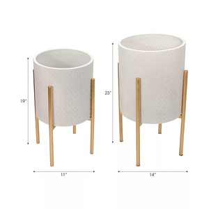Ensemble de vases à plantes en métal texturé blanc moderne avec pieds dorés 19 23 pouces - Product Image 1