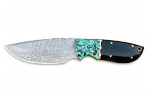 Cuchillo utilitario de punta caída de acero de Damasco hecho a mano con mango de cuerno de búfalo y resina turquesa, con trabajo de limado en latón. - Product Image 6