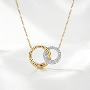 Collar con Colgante de Doble Círculo Entrelazado en Oro de 10K de Dos Tonos con Diamantes Cultivados en Laboratorio con Engaste Flush y Pavé - Product Image 2