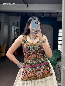 Ropa para festivales: Lehenga blanco de algodón Cora con diseño sólido y ampliamente vuelto, blusa estilo corsé con bordado estilo Kutchhi. Exportador indio. - Product Image 6