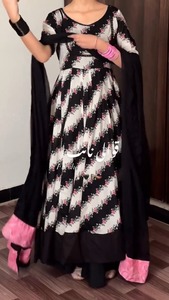 Shivam Hub - Robe Anarkali pour femme, imprimé floral noir et blanc, longueur au sol, avec dupatta, tenue ethnique indienne et pakistanaise en polyester - Product Image 5
