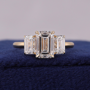 แหวนหมั้นเพชรทรงเอเมอรัลด์คัท เพชรเลี้ยงในห้องปฏิบัติการ ทองคำขาว 14k ประดับเพชรสามเม็ด - Product Image 1