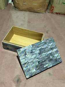 Tradebyd Boîte à bijoux moderne en résine incrustée Organisateur de rangement fait à la main pour les cadeaux et la décoration - Product Image 1