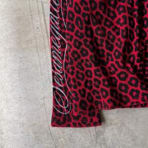 T-shirt en tricot à manches longues surdimensionné de haute qualité pour homme, 100% coton, imprimé léopard rouge gaufré, style streetwear - Product Image 5