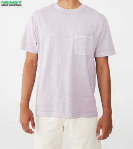 เสื้อยืดคอตตอนสีเบจทรงโอเวอร์ไซส์สำหรับผู้ชาย แขนสั้น คอกลม ดีไซน์กระเป๋า แบรนด์ Naimat Abbas Industries สีพื้น สไตล์ลำลอง - Product Image 3