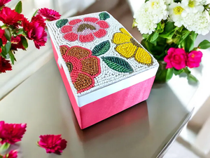Boîte à bijoux artisanale fantaisie avec broderie florale perlée multicolore, boîte de rangement personnalisable avec logo, format voyage - Product Image 3