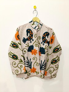 Chaqueta étnica blanca bordada Suzani con diseño floral y de pájaros, manga larga, cuello alto, ropa de abrigo de invierno para mujer - Product Image 1