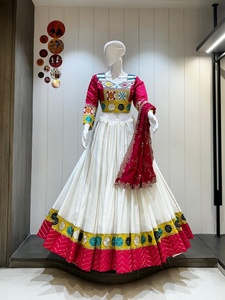 Conjunto de ropa étnica premium de algodón romano Chaniya Choli con dupatta de trabajo vintage elaborado para Navratri y bodas, para mujer. - Product Image 1