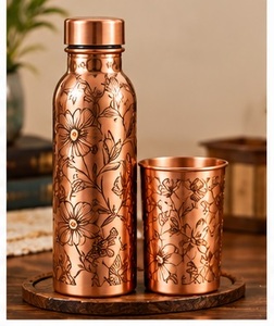 Juego de Botella de Agua de Cobre Martillado a Mano con Tapa y Vaso, Frasco Portátil Moderno para Beber en Casa - Product Image 3