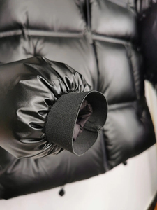 Fabricant OEM de vestes matelassées noires brillantes personnalisées pour l'hiver, manteaux matelassés chauds à capuche pour hommes, parka imperméable - Product Image 3