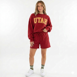 Conjunto de Dos Piezas para Mujer: Top Moderno con Cuello Alto y Pantalones Cortos Holgados, con Tela Suave y Estilo Casual - Product Image 1