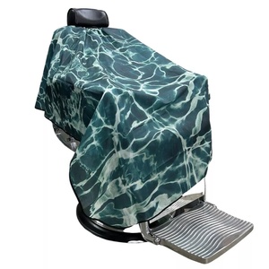 Capes de coiffure pour barbier à motif camouflage, en tissu polyester, avec fermeture élastique, extra longues, pour usage en salon de coiffure - Product Image 1