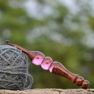 Crochet artisanal personnalisé en résine et bois pour projets de crochet et de tricot avec une poignée légère, équilibrée et confortable - Product Image 1